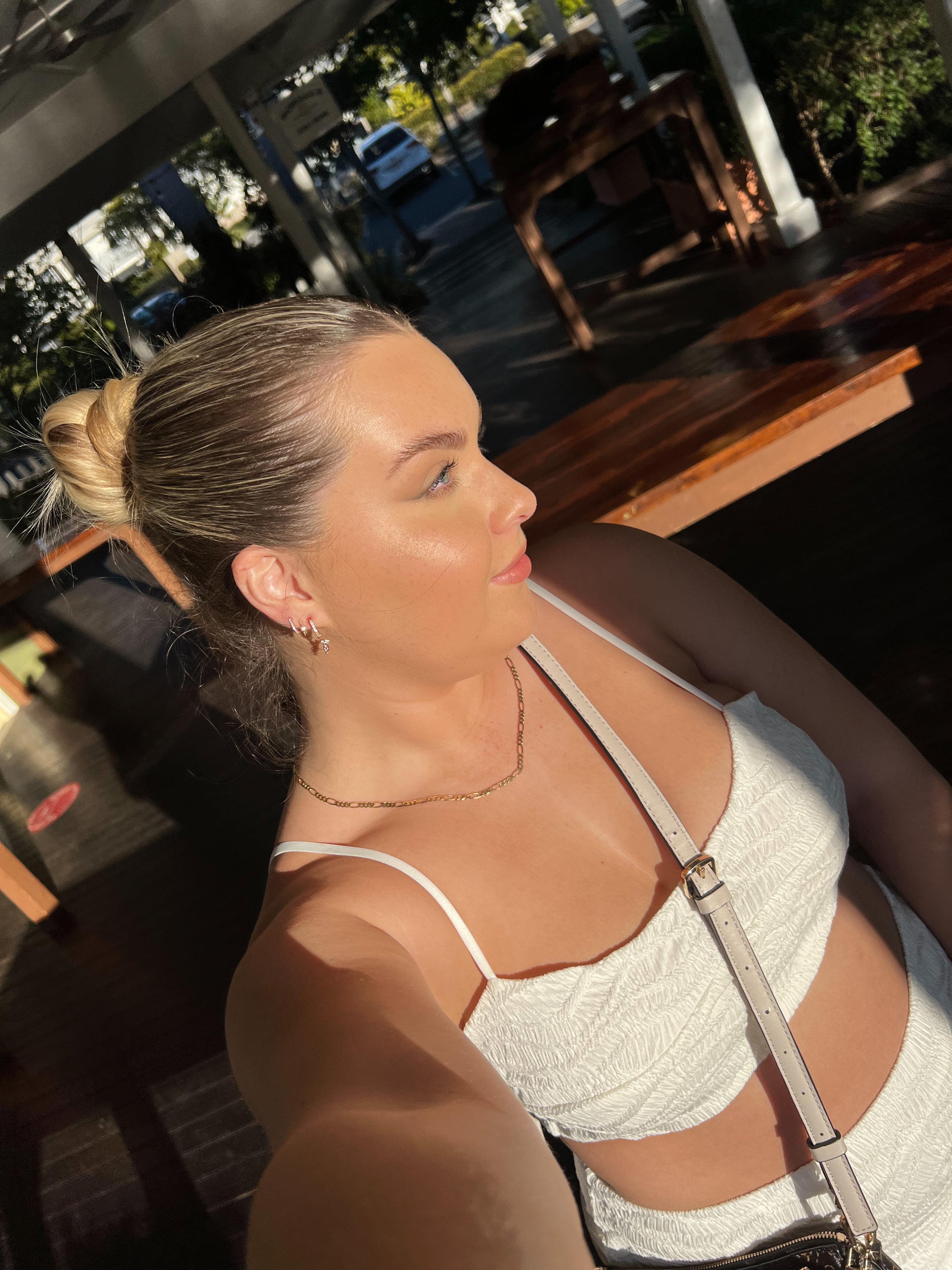 White Airlie Set by Vaycaze – The ultimate beach-to-bar outfit with a flattering crop top and high-slit skirt. A must-have for summer getaways and tropical vacations