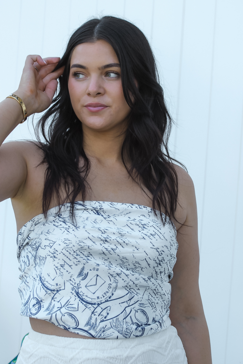 Atlas Scarf by Vaycaze – Neutral-tone, multi-way styling scarf for effortless vacation outfits. Packable and lightweight.