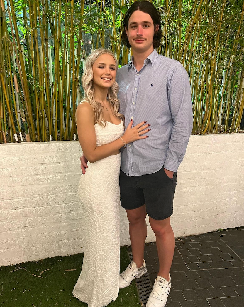 Vaycaze White Airlie Set – A stylish and lightweight travel outfit featuring a fitted sweetheart top and breezy skirt. Ideal for warm-weather destinations and travel wardrobes
